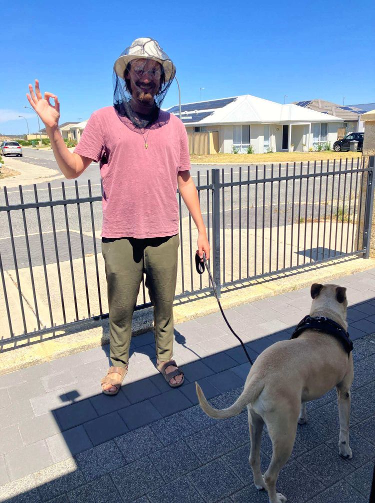 Hannes mit Fliegennetz über dem Kopf beim Gassigehen mit Housesitting-Hund in Westaustralien