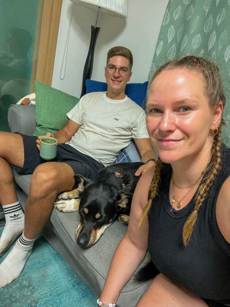 Janna und Thomas in ihrem Südkorea-Housesit mit Hund.