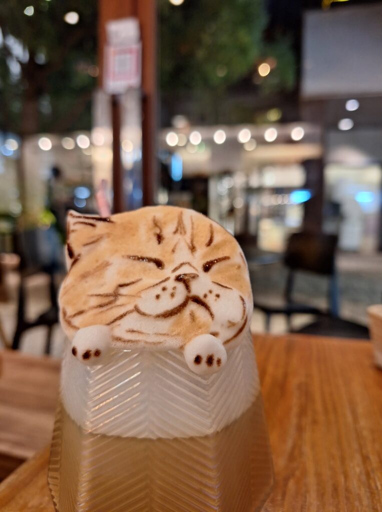 Kaffeegetränk in Japan mit aufgeschäumter Milch in Form eines Katzengesichts