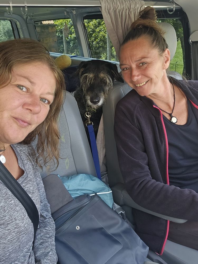 Lisa und Sindy beim Housesitting in Portugal mit Hund Jessy.