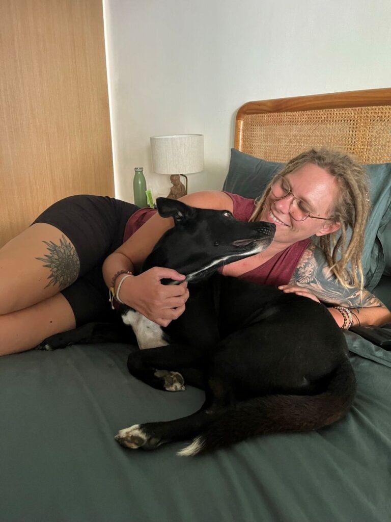 Mit Housesitting-Hund kuscheln auf Bali