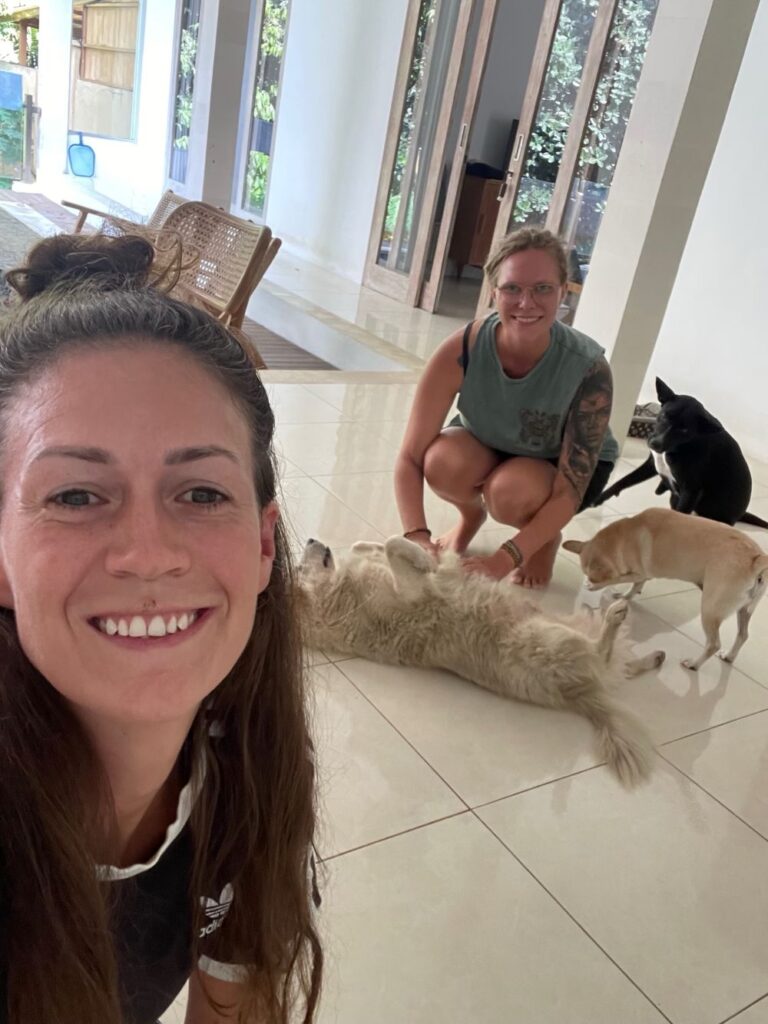 Selfie mit Housesitting-Hunden auf Bali